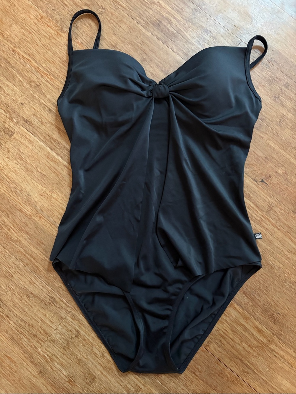 La vie en rose Black One-Piece Swim Suit with Twist Front and split drape, Sz M